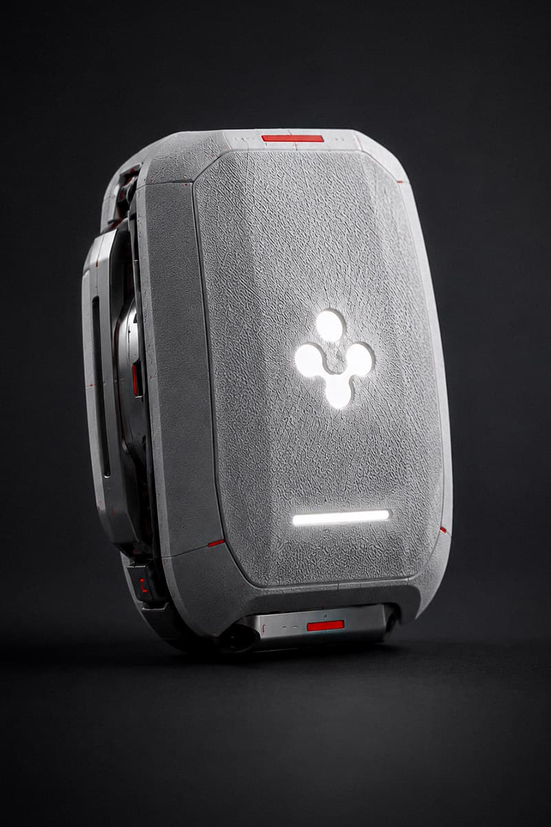 Robot umanoide A1: dettaglio della spalla con il logo a tre lobi illuminato sulla scocca in maglia tecnica.