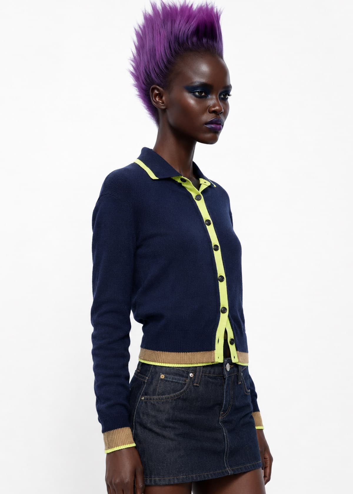 Capo indossato da un talento AI: cardigan blu navy con profilo giallo fluo, su fondo bianco da e-commerce.