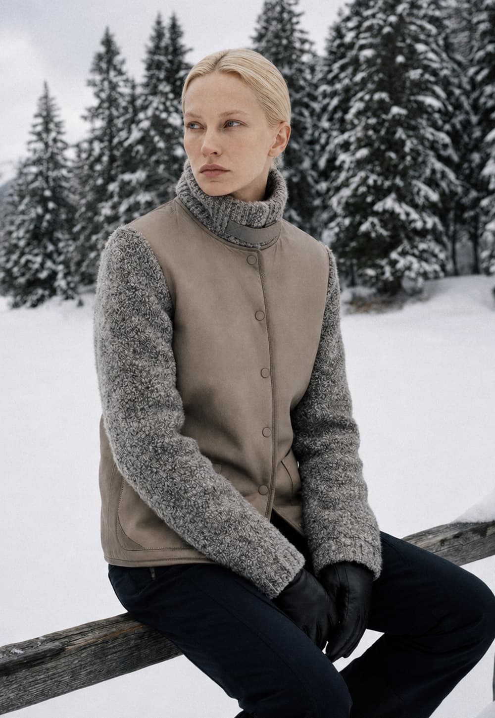 Still di prodotto generato con AI: cardigan beige con maniche in lana bouclé, fotografato senza modella su fondo innevato.